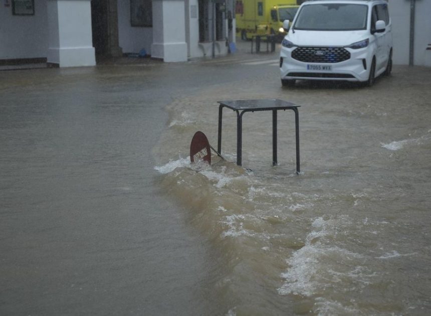 El riesgo de derrumbes en Grazalema retrasará la vuelta de los vecinos a sus casas «hasta dentro de una semana»